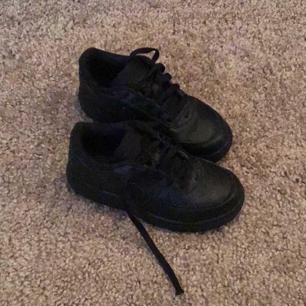 Tennis shoes